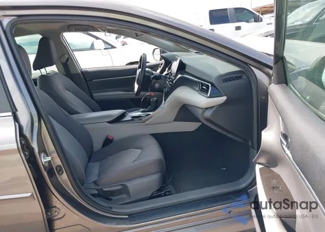 2021 Toyota Camry Le z USA, uszkodzony, nr VIN 4T1C11AK1MU541021